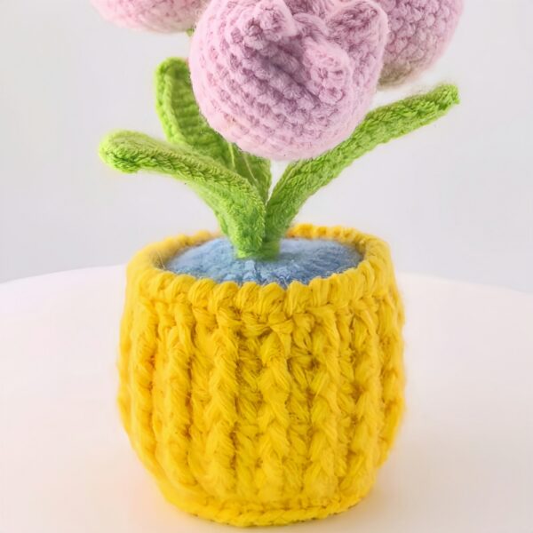 Hand-crocheted tulip ornaments, artificial tulips hand-woven flowers, suitable for home and office decoration, and as birthday gifts for family and friends on their anniversaries