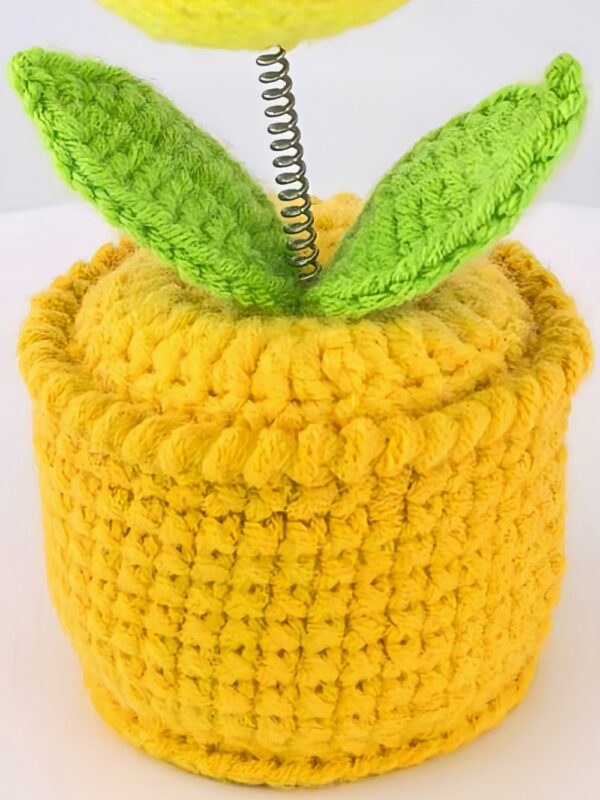 Cute little rabbit fashionable crochet flower ornament, small crochet flower potted artificial flower plant, suitable for office desk, home car dashboard, office decoration