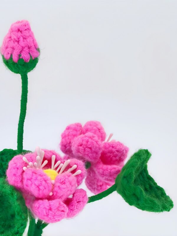 Hand-crocheted wool lotus and lotus leaf ornaments, crocheted wool artificial plants, hand-crocheted flowers, suitable for home rooms, dining tables, office decorations and birthday gifts for family and friends on anniversaries