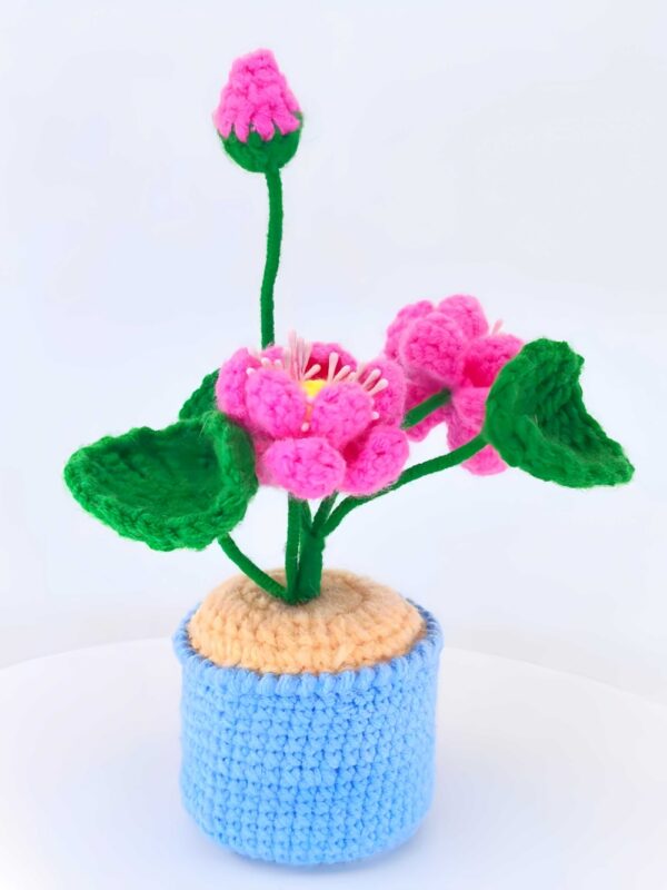 Hand-crocheted wool lotus and lotus leaf ornaments, crocheted wool artificial plants, hand-crocheted flowers, suitable for home rooms, dining tables, office decorations and birthday gifts for family and friends on anniversaries