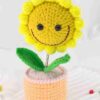 Sunflower shaking head knitted ornament, pink flowerpot knitted crochet, sunflower potted plant, sunflower is a handmade flower suitable for friends, students, family and loved ones, home office decoration, car decoration.