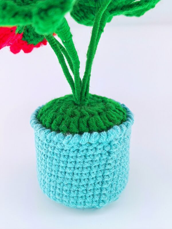 Beautiful and noble red hand-crocheted flowers, hand-crocheted flowerpots, knitted flower plants, Kawaii hand-crocheted flowers, small potted artificial flower plants, desktop home car dashboard decoration