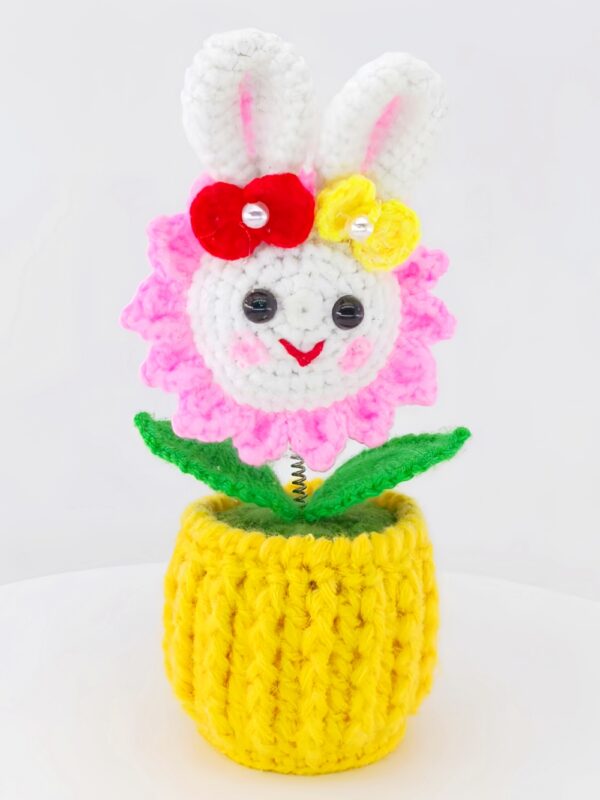 Beautiful little white rabbit hand-crocheted desktop ornament, smiling little rabbit home decoration, small potted artificial flower plant, desktop home car dashboard decoration