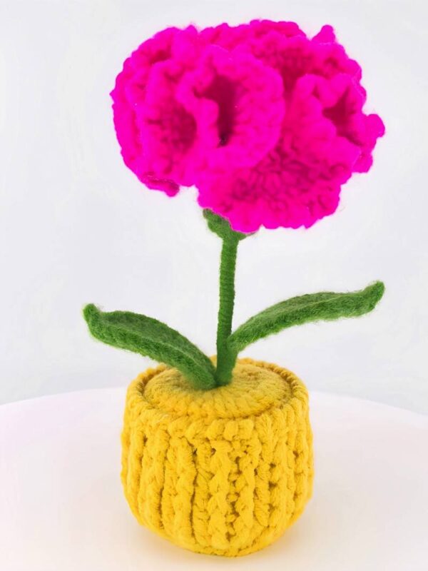 Red carnation flowers, hand-crocheted flower ornaments, hand-crocheted flowerpots, large-sized home decoration ornaments, desktop ornaments, artworks, and excellent gifts