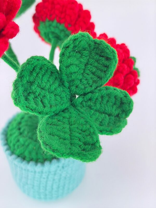Beautiful and noble red hand-crocheted flowers, hand-crocheted flowerpots, knitted flower plants, Kawaii hand-crocheted flowers, small potted artificial flower plants, desktop home car dashboard decoration