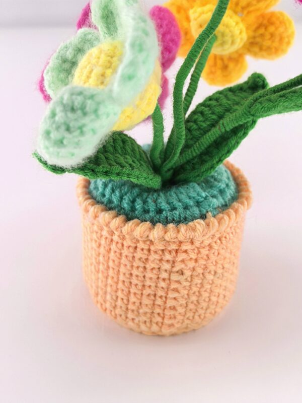 Crochet flowers, small potted knitted flowers suitable for car instrument panels, cute car crochet center console decoration, handcrafted traditional home decoration (pink and red)