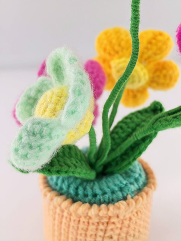 Crochet flowers, small potted knitted flowers suitable for car instrument panels, cute car crochet center console decoration, handcrafted traditional home decoration (pink and red)