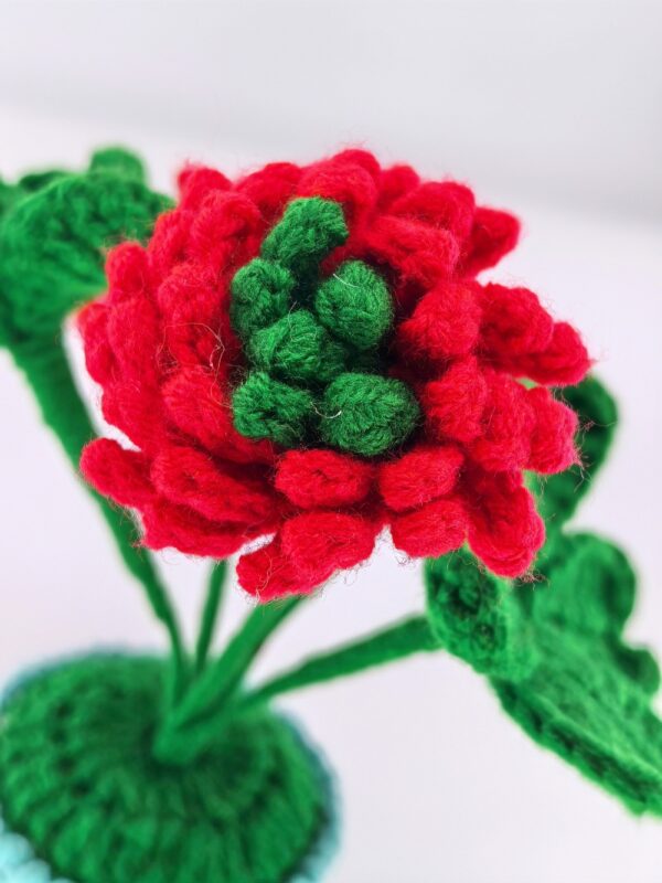 Beautiful and noble red hand-crocheted flowers, hand-crocheted flowerpots, knitted flower plants, Kawaii hand-crocheted flowers, small potted artificial flower plants, desktop home car dashboard decoration