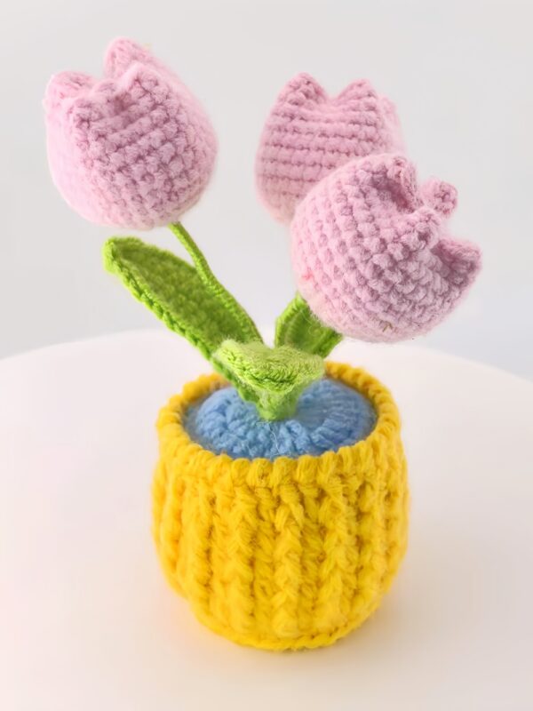 Hand-crocheted tulip ornaments, artificial tulips hand-woven flowers, suitable for home and office decoration, and as birthday gifts for family and friends on their anniversaries