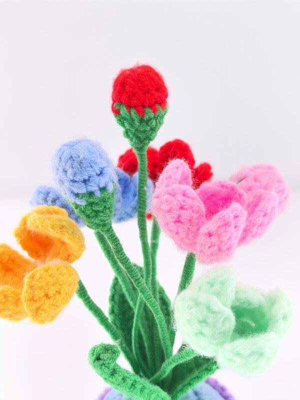 Artificial plant crochet hand-woven flowers are suitable for home rooms, dining tables, office decorations, and birthday gifts for family and friends on their anniversaries