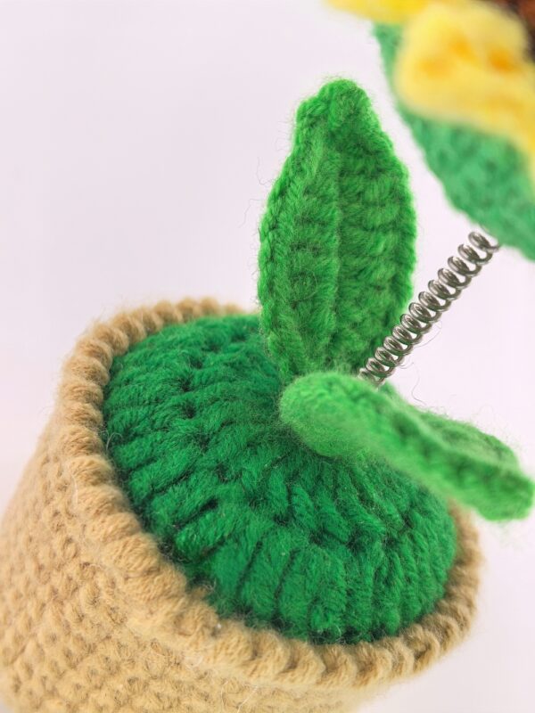 Hand-knitted wool crocheted products, little white rabbit hand-crocheted products, decorative items, crochet flowers, artificial sunflowers, suitable for office desk, car dashboard decoration, inspiring gifts, women's hand-knitted flowers, birthday and Christmas parties, home decoration
