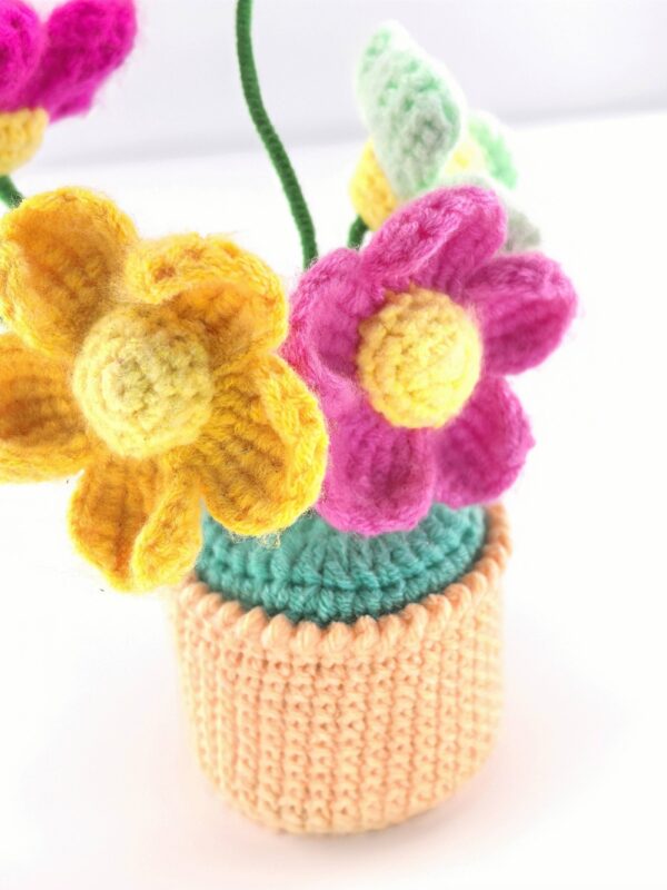 Crochet flowers, small potted knitted flowers suitable for car instrument panels, cute car crochet center console decoration, handcrafted traditional home decoration (pink and red)