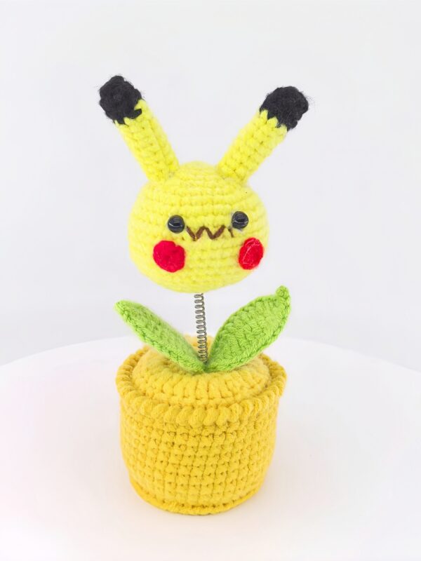 Cute little rabbit fashionable crochet flower ornament, small crochet flower potted artificial flower plant, suitable for office desk, home car dashboard, office decoration