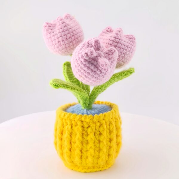 Hand-crocheted tulip ornaments, artificial tulips hand-woven flowers, suitable for home and office decoration, and as birthday gifts for family and friends on their anniversaries