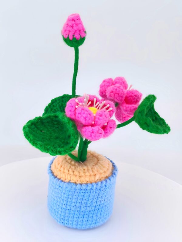Hand-crocheted wool lotus and lotus leaf ornaments, crocheted wool artificial plants, hand-crocheted flowers, suitable for home rooms, dining tables, office decorations and birthday gifts for family and friends on anniversaries