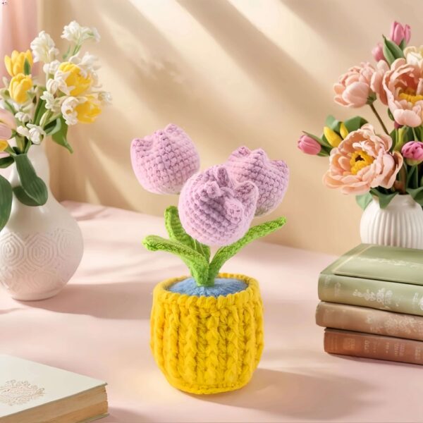 Hand-crocheted tulip ornaments, artificial tulips hand-woven flowers, suitable for home and office decoration, and as birthday gifts for family and friends on their anniversaries