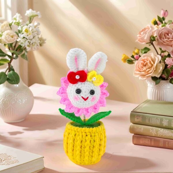 Beautiful little white rabbit hand-crocheted desktop ornament, smiling little rabbit home decoration, small potted artificial flower plant, desktop home car dashboard decoration