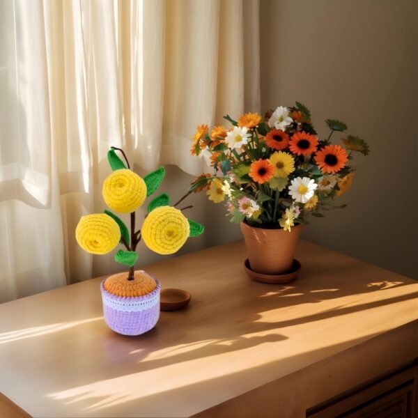 Yellow peach hand-crocheted flower desktop ornament, high-end home hand-knitted wool decoration, gift for family and friends, home wedding desk and coffee shop decoration