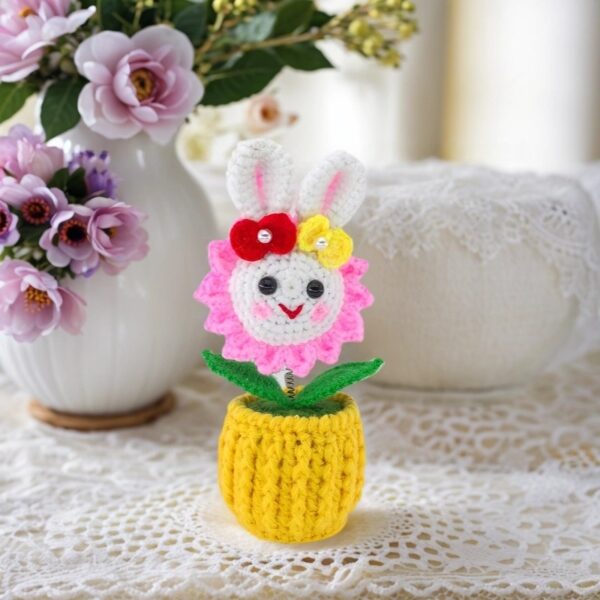 Beautiful little white rabbit hand-crocheted desktop ornament, smiling little rabbit home decoration, small potted artificial flower plant, desktop home car dashboard decoration