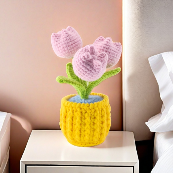 Hand-crocheted tulip ornaments, artificial tulips hand-woven flowers, suitable for home and office decoration, and as birthday gifts for family and friends on their anniversaries