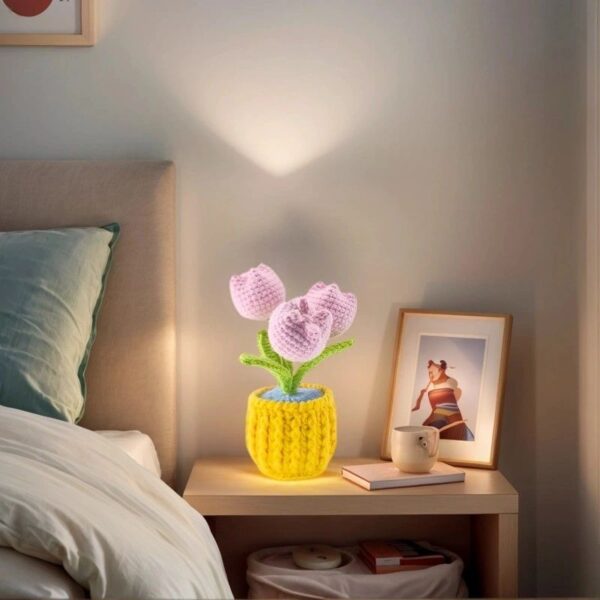 Hand-crocheted tulip ornaments, artificial tulips hand-woven flowers, suitable for home and office decoration, and as birthday gifts for family and friends on their anniversaries
