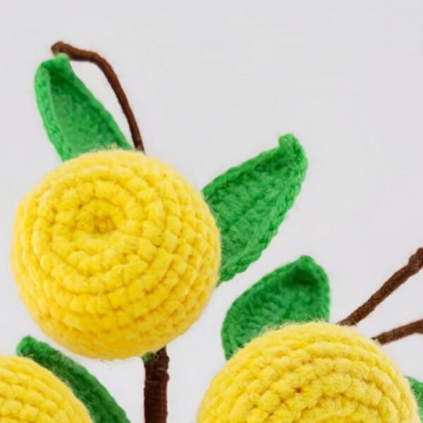 Yellow peach hand-crocheted flower desktop ornament, high-end home hand-knitted wool decoration, gift for family and friends, home wedding desk and coffee shop decoration
