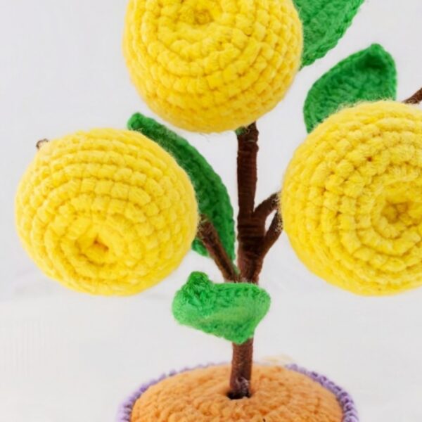 Yellow peach hand-crocheted flower desktop ornament, high-end home hand-knitted wool decoration, gift for family and friends, home wedding desk and coffee shop decoration