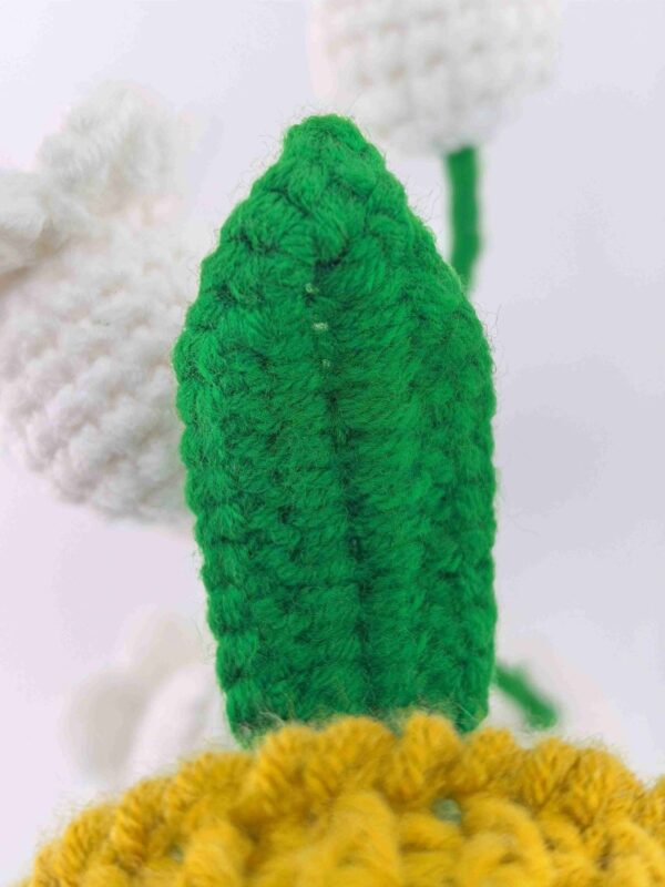 6 White Lily of the Valley Flowers Wool Handmade Desktop Ornaments, Cute Hand-crocheted White Lily of the Valley Flower Pot (Emotional Support Plant), Gift for Family/Friends/Teachers